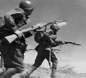 Archivo:RIAN archive 613474 Red Army men attacking