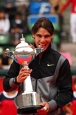 Archivo:Rafael Nadal mordiendo la copa - 0027 Japan Open Tennis Tokio 2010