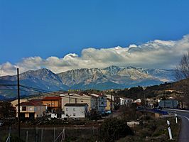 Vista de la localidad con la sierra de Gredos al fondo.