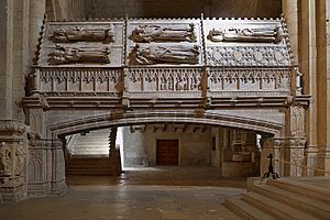 Archivo:Real Monasterio de Santa María de Poblet. Sepulcros reales