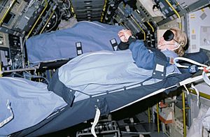 Archivo:STS040-31-020 - STS-40 MS Seddon, wearing blindfold, sleeps in SLS-1 module