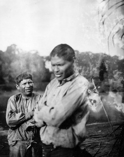 Sagoberättande indian (närmast) vid namn Salvador från Tumupasa. Lokal, Rio Madidi, Bolivia - SMVK - 005549.tif