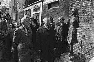 Archivo:Samkalden en Otto Frank (vader van Anne) bij het beeldje, Bestanddeelnr 929-0706