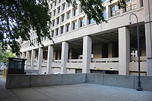Archivo:Second floor viewing arcade - east facade - J Edgar Hoover Building - Washington DC - 2012
