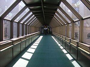 Archivo:Skyway-Amway-Grand-to-DeVos-Place