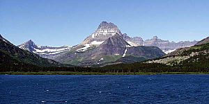 Archivo:Swiftcurrent Lake and Mount Wilbur