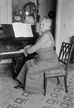 Archivo:Teresa Carreño at the piano