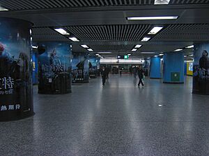 Archivo:The most crowded interchange station in HK