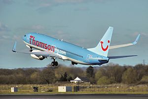 Archivo:Thomson airways b737-800 g-fdzj takeoff manchester arp