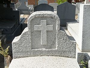 Archivo:Tumba de Carmen de Burgos y familia, cementerio civil de Madrid, detalle