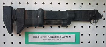 Archivo:Tweedy and Popp - hand-forged adjustable wrench