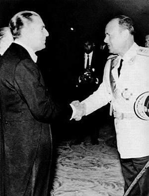 Archivo:Velasco y Belaunde antes del golpe