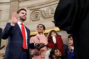 Archivo:Vice President JD Vance is sworn in (01)