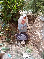 Archivo:Woman Baking Bread on Saj Oven in Artas, West Bank, Palestine