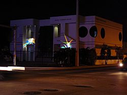 Archivo:Wynwood Art District Miami Steinbaum gallery at night