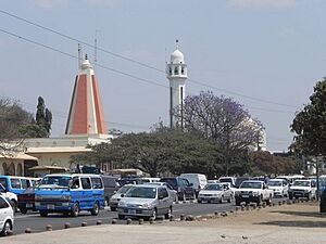 Archivo:Zambia Lusaka Independence Avenue Krzysztof Błażyca 2011