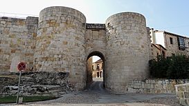 Zamora - Puerta de doña Urraca (Exterior).jpg