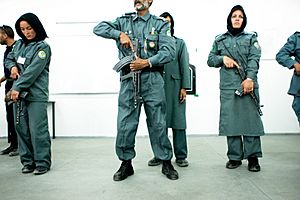 Archivo:Afghan Women Police Learn Marksmanship (4779036057)