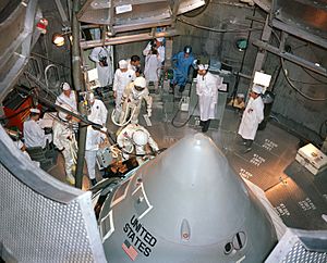 Archivo:Apollo 1 crew prepare to enter their spacecraft in the altitude chamber at Kennedy Space Center