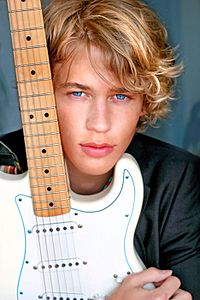Archivo:Austin butler with his guitar