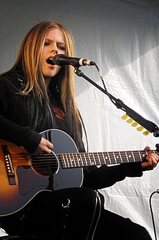 Archivo:Avril Lavigne in Burnaby, 2004