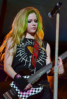 Archivo:Avril Lavigne playing guitar, St. Petersburg (crop)