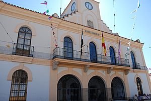 Archivo:Ayuntamiento de Casatejada