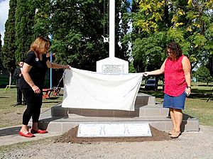 Archivo:Baldosas de la Memoria en Los Cardales