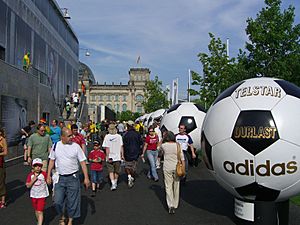 Archivo:Berlin-Adidas World of Football 2