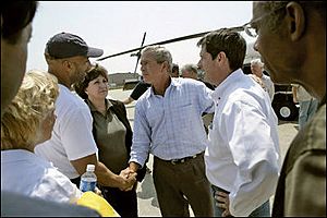 Archivo:Bush meets Louisiana politicians after Katrina