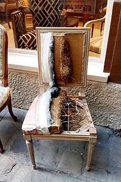 Archivo:Chaise artisanale coupée laissant voir son intérieur, Passage du Chantier, onzième arrondissement de Paris, France 01