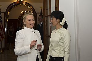 Archivo:Clinton talking with Suu Kyi