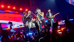 Archivo:ColdplayWembley160822 (19 of 81) (52291279744)