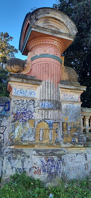Archivo:Columna con altorrelieves de moluscos terrestres