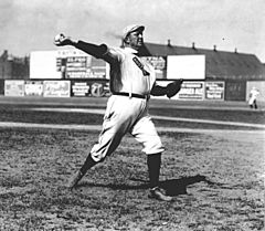 Archivo:Cy young pitching
