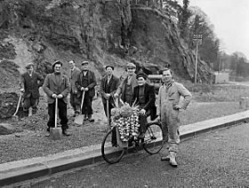 Archivo:Daniel Tanguy, an onion seller from Roscoff, Brittany, with road workers near Pont Gwenyn y Meirch, Llanycil (5348727877)