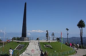 Archivo:Darjeeling War Memorial, at Batasia Loop, Darjeeling,