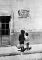 Dos niños saludan brazo en alto ante un cartel de Franco