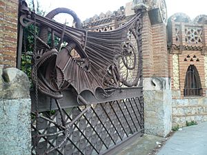 Archivo:Drac i porta del Jardí de les Hespèrides P1440892