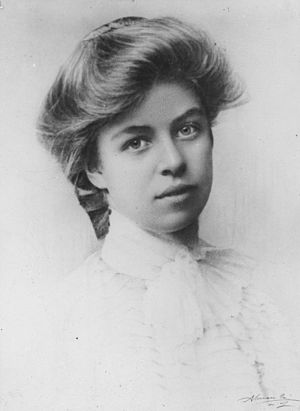 Archivo:Eleanor Roosevelt in school portrait - NARA - 197245