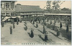 Archivo:Hamamatsu GirlsHighSchool 1911 SportsDay Naginata