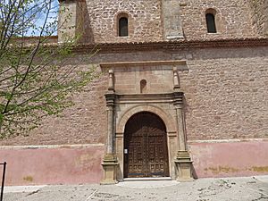 Archivo:Iglesia del Salvador de Cedrillas (Comunidad de Teruel). Plaza de la Constitución