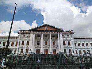 Archivo:Instituto Nacional Mejía façade