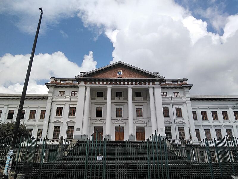 Instituto Nacional Mejía façade
