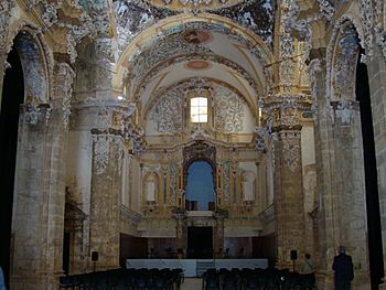 Archivo:Interior del templo de Santa María en Simat, en restauración