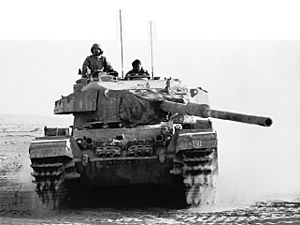 Archivo:Israeli Tank Battles Egyptian Forces in the Sinai Desert - Flickr - Israel Defense Forces
