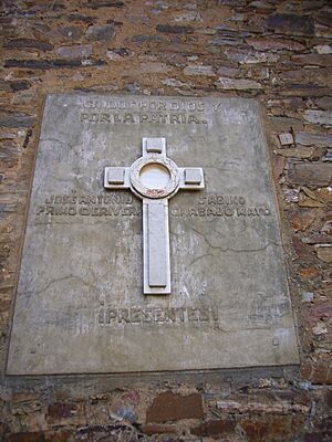 Archivo:Lema del franquismo en Ferreruela (Zamora)