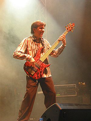 Archivo:Mike Porcaro with bass guitar