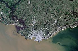 Archivo:Montevideo, Uruguay, city and vicinities, LandSat-5 satellite image, near natural colors, 2011-08-21