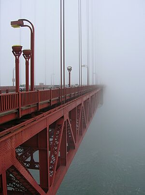 Archivo:Morning Fog at GGB